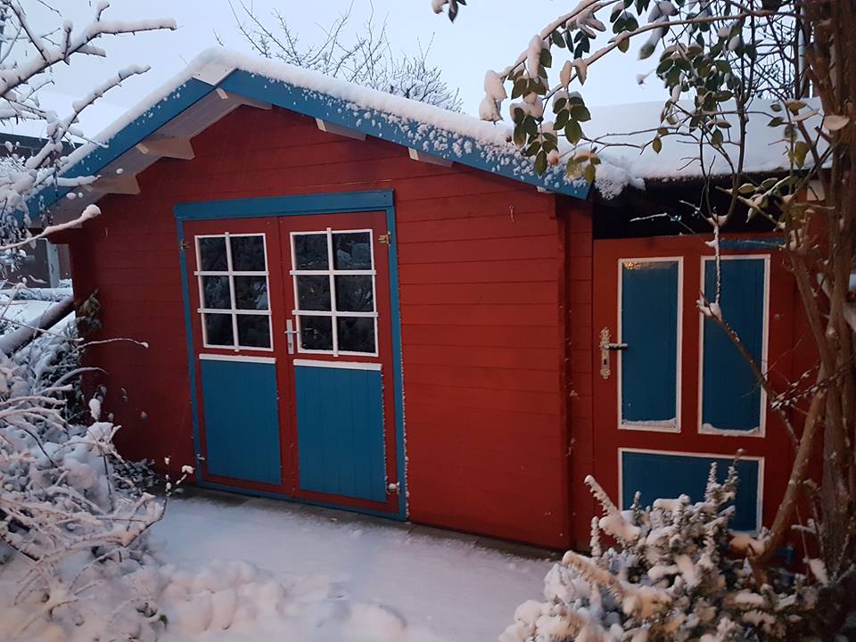 Gartenhaus mit Schnee bedeckt. Perfekter Rückzugsort nach dem Wintergrillen